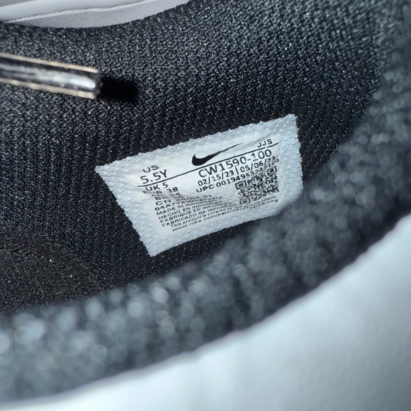 Nike Black and White Sneakers Classic Dunk Style - Picture 5 of 8